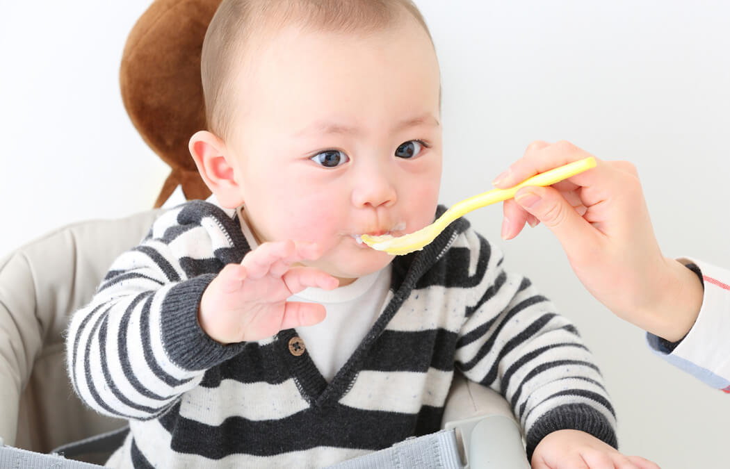 赤ちゃんが離乳食を食べさせてもらっている様子