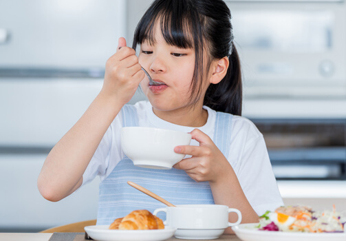 子供が食事をしている様子